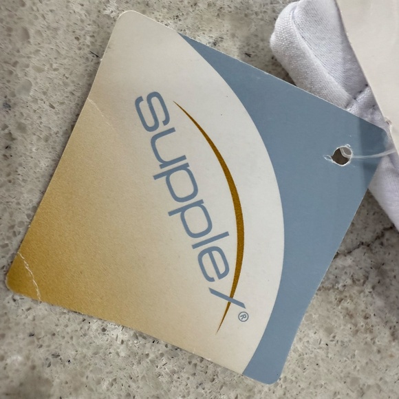 Lavaloka Activewear White Sports Bra. NWT. Small. Sample Sale. - Picture 5 of 6